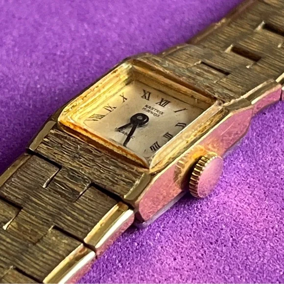 Nestrix MCM Textured Gold Tone Swiss 17 Jewel Incabloc Tank  display picture 2